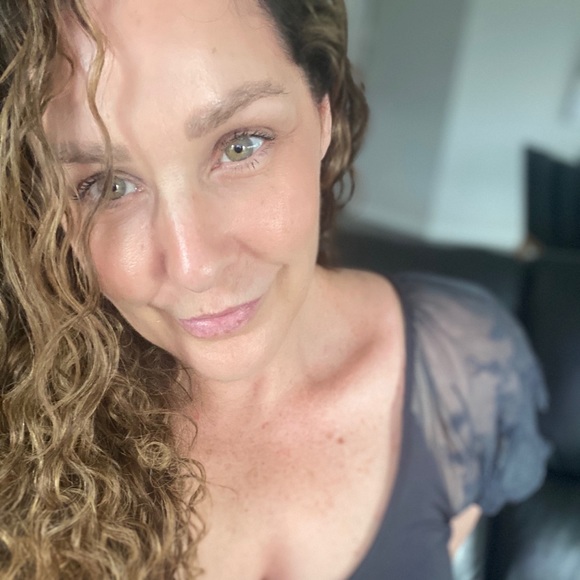 Profile Picture of Rachael Newton (@rachael_newton) on Poshmark