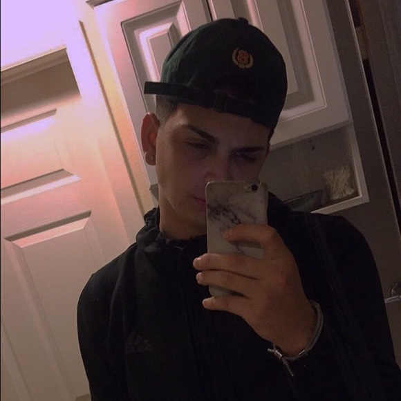 Profile Picture of Chris Saenz (@csaenz7_) on Poshmark