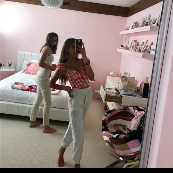 Profile Picture of Nicole Rawjee (@nicolerawjee) on Poshmark