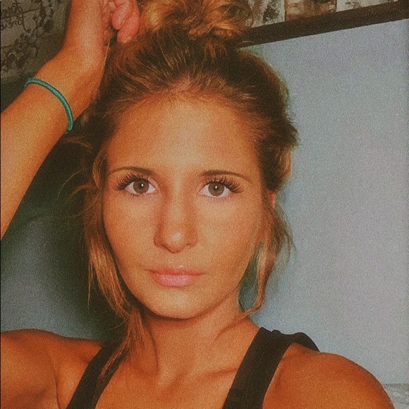 Profile Picture of Catherine Cain (@caattxxoxo) on Poshmark