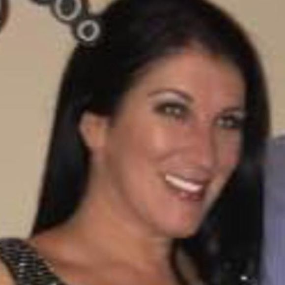 Profile Picture of Nicole Capone (@nicolecapone) on Poshmark