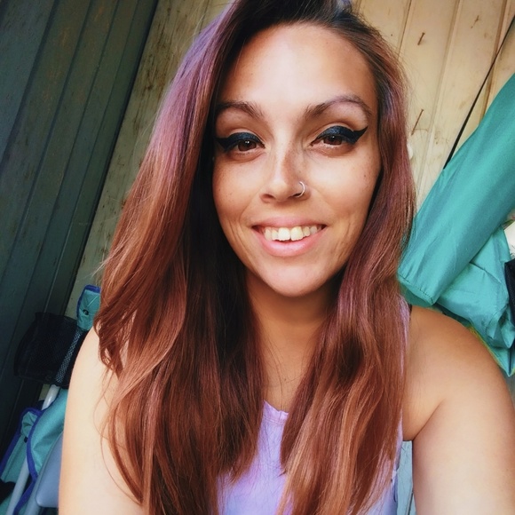 Profile Picture of Amber Travers (@amber_travers) on Poshmark