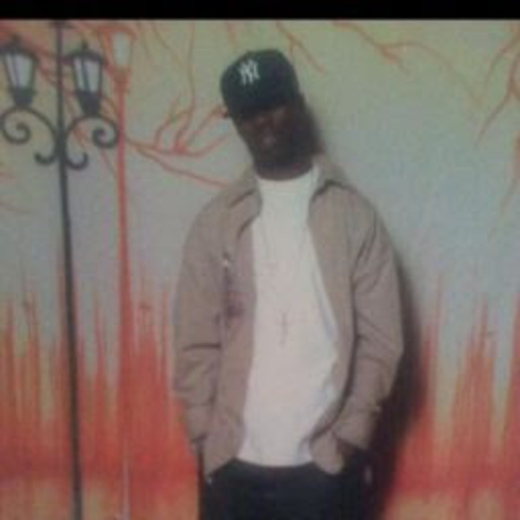 Profile Picture of Charles Adger (@charlesadger1) on Poshmark