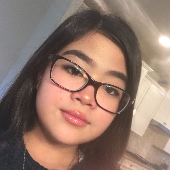 Profile Picture of Scarlett Mingorance (@scarlett_mingo) on Poshmark