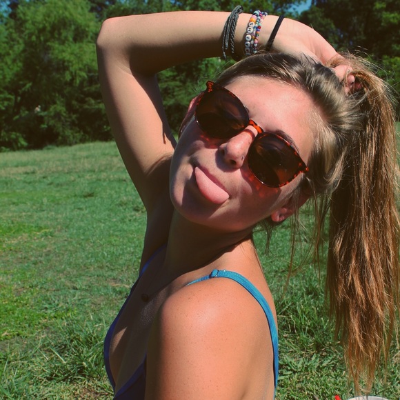 Profile Picture of Sydney Shavor (@sydneyshavor) on Poshmark