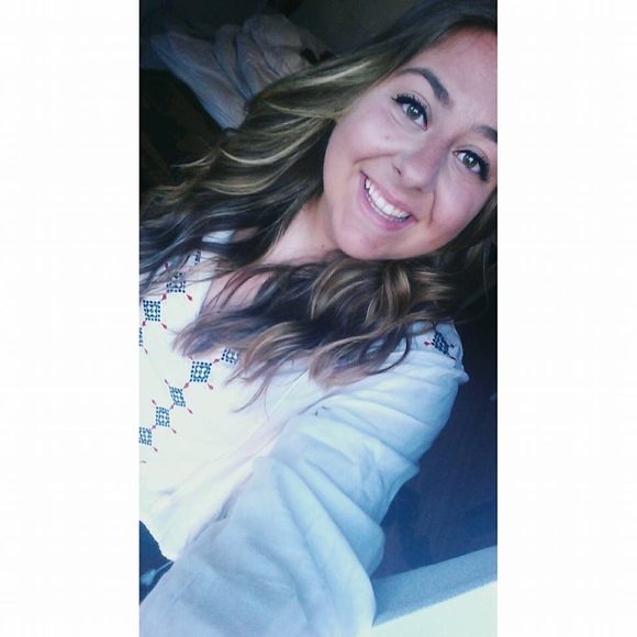 Profile Picture of Daphnée Chartrand (@d_chartrand) on Poshmark