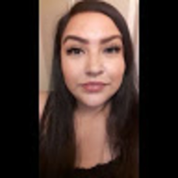 Profile Picture of Elizabeth Ureste (@uresteliz) on Poshmark