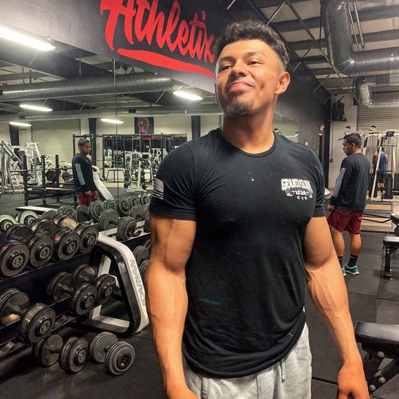 Leo Reyes - Poshmark Profile Picture of Leo Reyes (@leoreyes763) on Poshmark