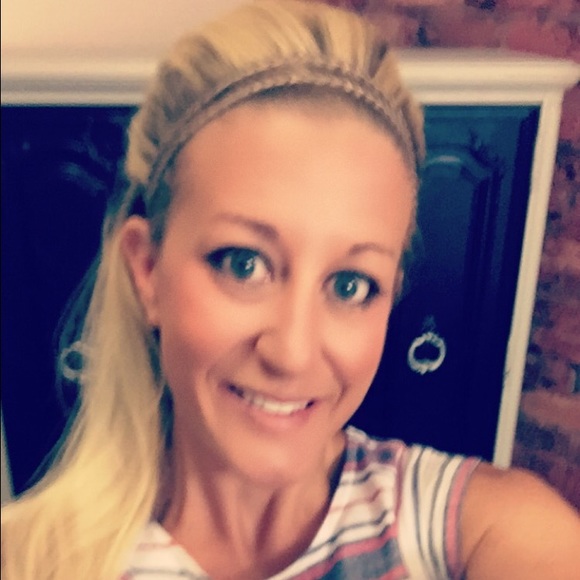 Profile Picture of Kate Collier (@kcollier2) on Poshmark