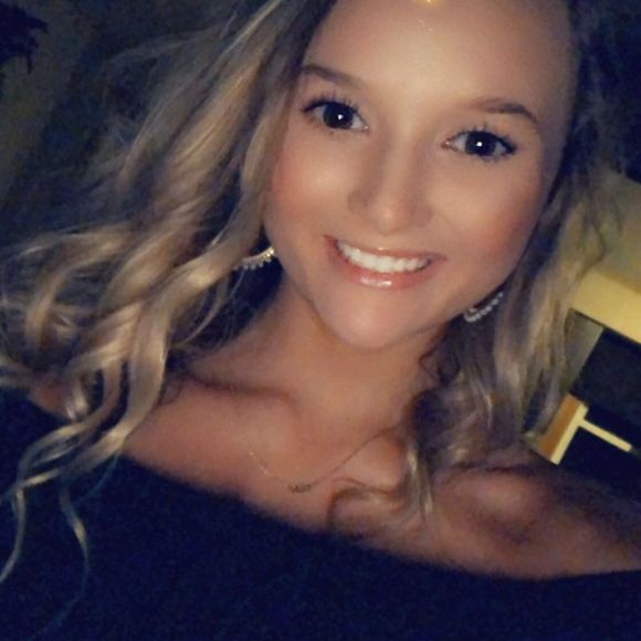 Kaylee Fluharty - Poshmark Profile Picture of Kaylee Fluharty (@kayleefluharty) on Poshmark