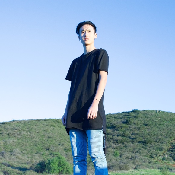 Profile Picture of Kai Zhao (@itspowow) on Poshmark