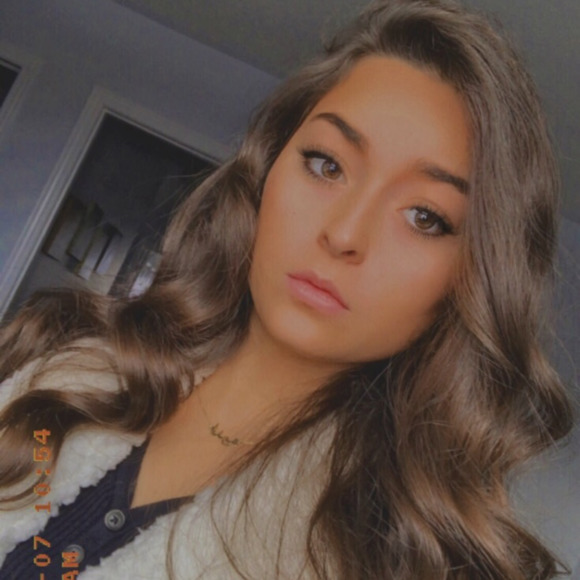 Profile Picture of Naomi Aroca (@aronaomi) on Poshmark