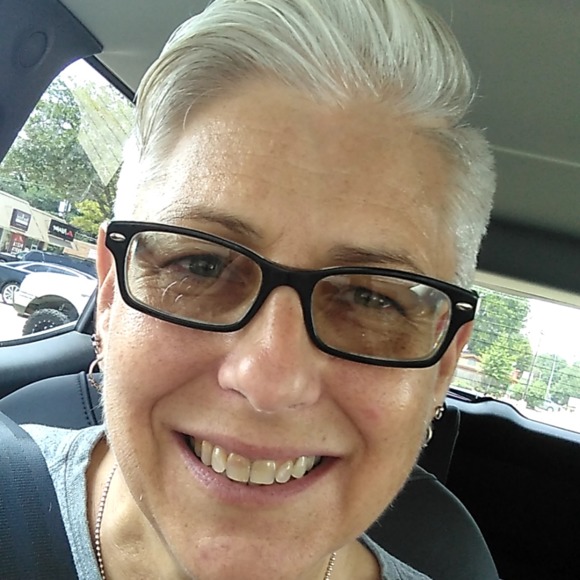 Profile Picture of Lisa Bates (@lebates19) on Poshmark