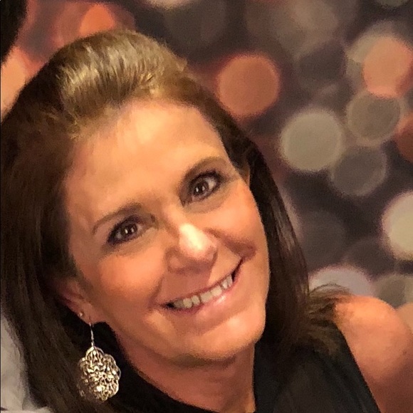 Profile Picture of Andrea Barry (@andreakbarry) on Poshmark