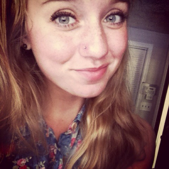 Profile Picture of Bobbie Augustine (@bobbiecurtislee) on Poshmark