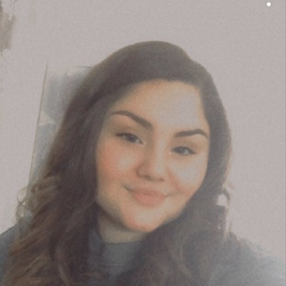 Profile Picture of Crystal Ozuna (@analicry) on Poshmark