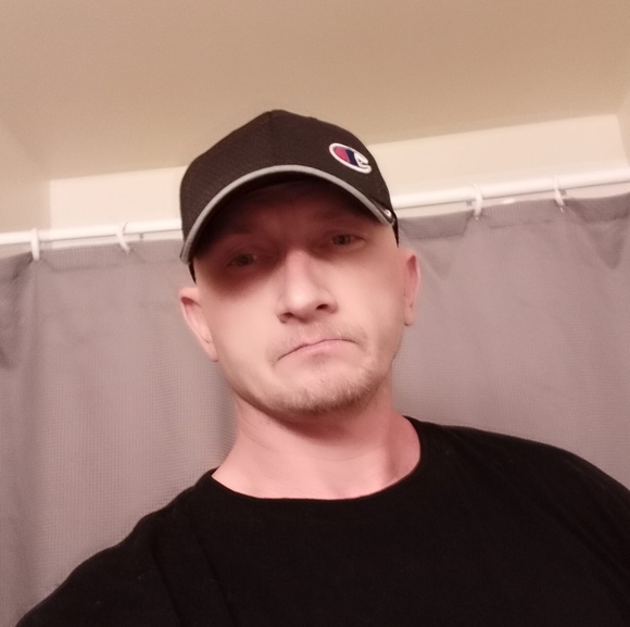 Profile Picture of Daniel Mallory (@daniel_mallory) on Poshmark