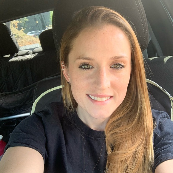 Profile Picture of Lauren Mulleady (@lemulleady) on Poshmark