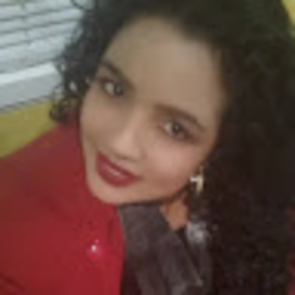 Profile Picture of Beverly Pineda (@beverlypineda) on Poshmark