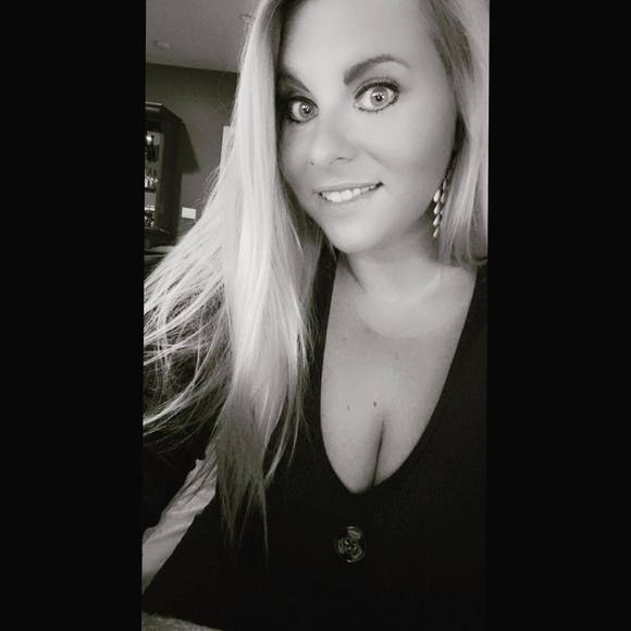 Profile Picture of Jacquie Zemaitis (@hotlips_290) on Poshmark