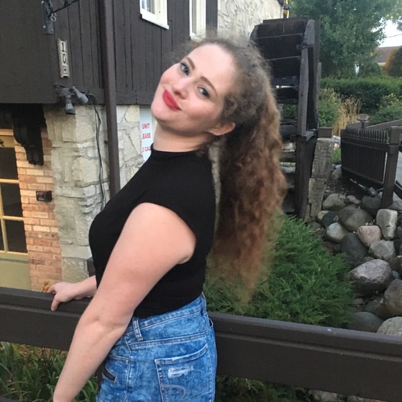 Profile Picture of Heather Staples (@colorfulcrazy) on Poshmark