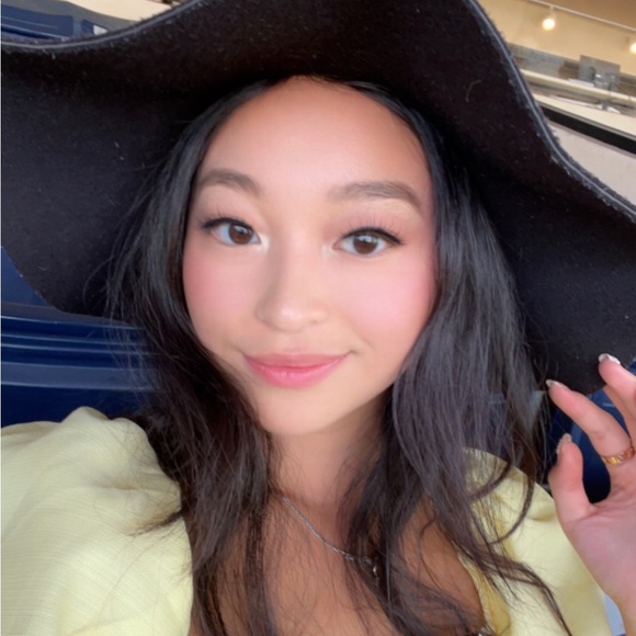 Profile Picture of Quynline Lam (@quynline) on Poshmark