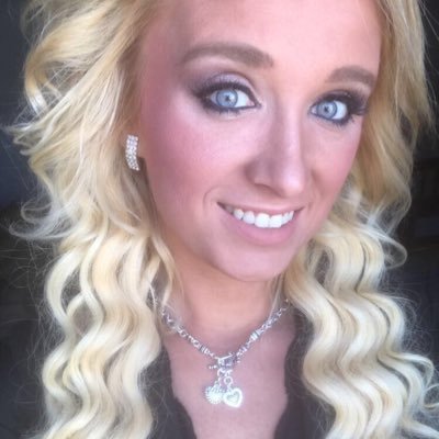Profile Picture of Amber Logan (@ambermaye10) on Twitter