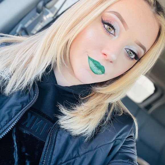 Profile Picture of Cassandra Vulpis (@dimondgrl622) on Poshmark