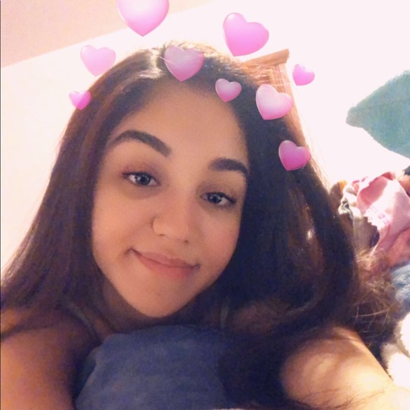 Profile Picture of Clarissa Gonzalez (@clarinicole) on Poshmark