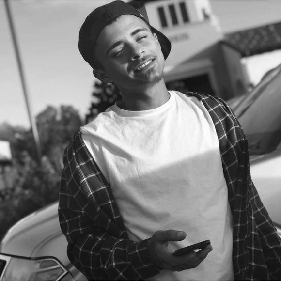 Profile Picture of Victor Pimentel (@vmakkin1423) on Poshmark