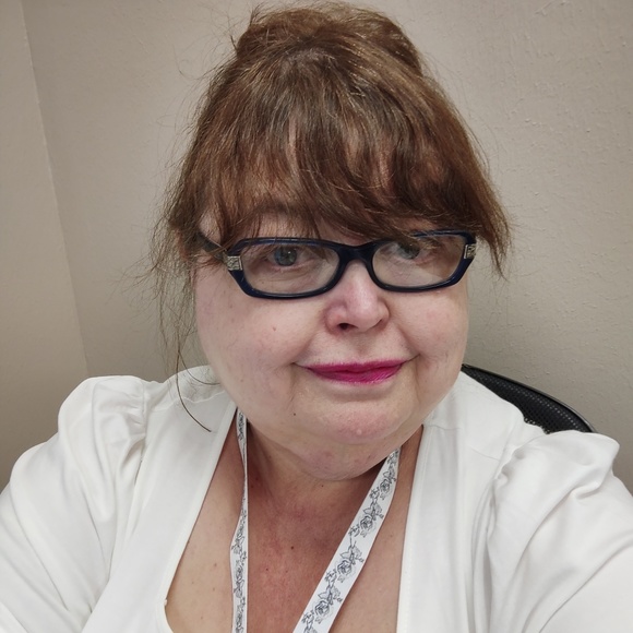 Profile Picture of Shelly Frederick (@flowergirl830) on Poshmark