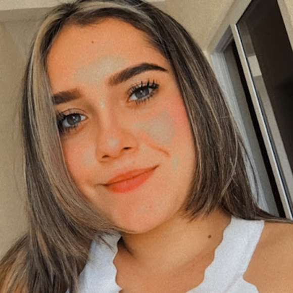 Profile Picture of Daniela Passarelli (@danielapassa655) on Poshmark