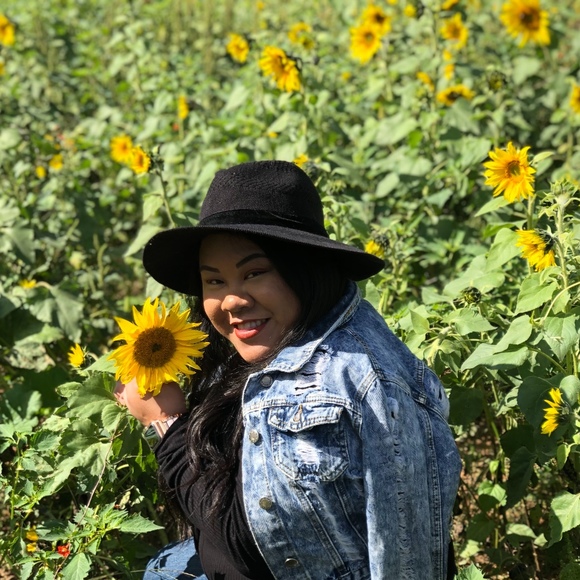 Profile Picture of Anida Chanthavong (@anidachan) on Poshmark