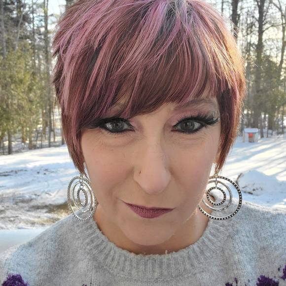 Profile Picture of Lisa Brassbridge (@lisabrassbridge) on Poshmark