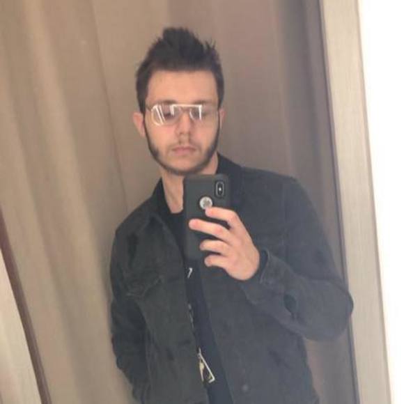 Profile Picture of Austin Steele (@kannbiss) on Poshmark