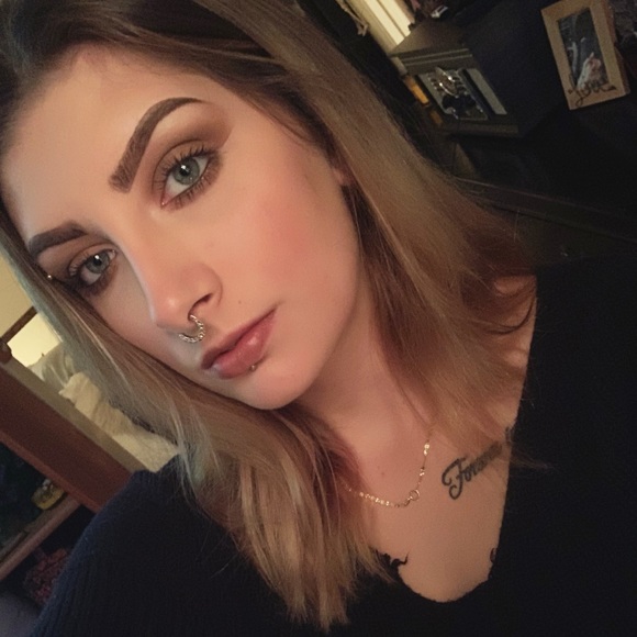 Profile Picture of Ashleigh Kilby (@ashleigh_kilby) on Poshmark