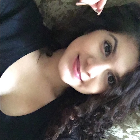Profile Picture of Vanessa Rosas (@rosas_lovee) on Poshmark