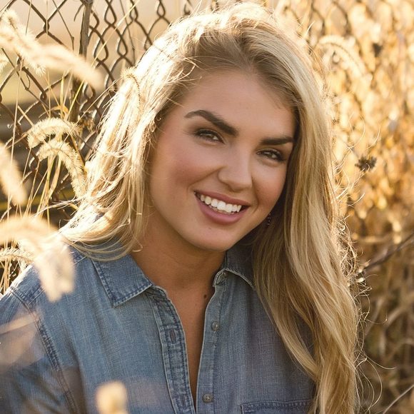 Profile Picture of Danielle Mooser (@daniemo7) on Poshmark