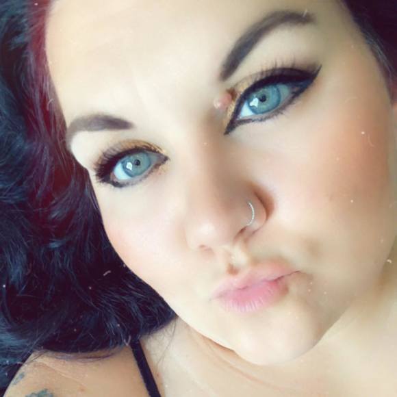 Profile Picture of Julian Laura (@lifesajourney15) on Poshmark