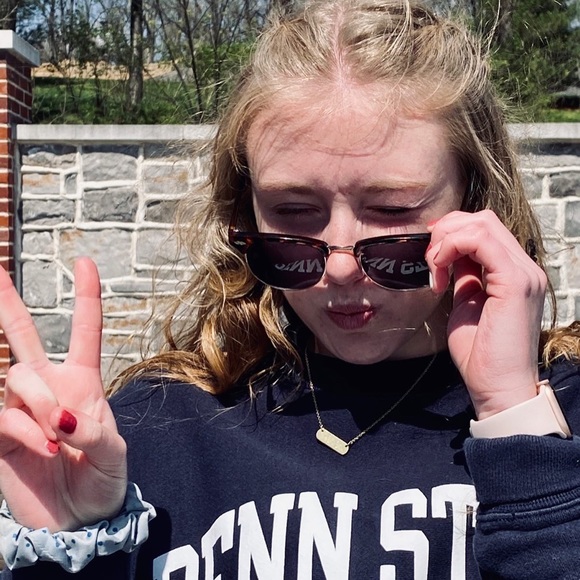 Profile Picture of Lauren Leister (@leleister) on Poshmark