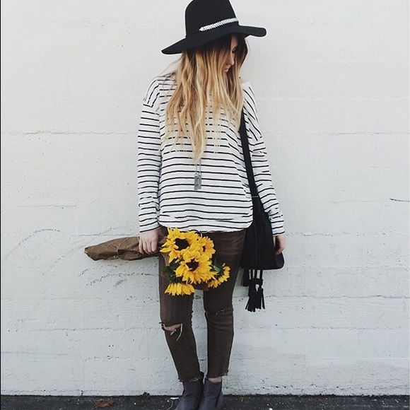 Profile Picture of Adamaris Arias (@addyy15) on Poshmark