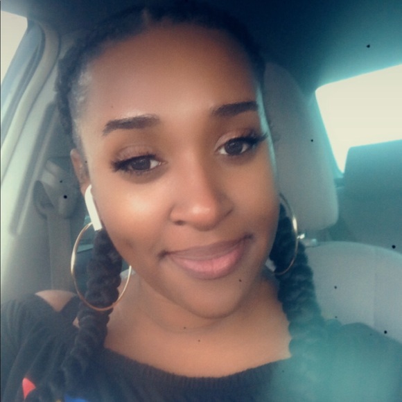 Ariel Foxx - Poshmark Profile Picture of Ariel Foxx (@foxxariel) on Poshmark