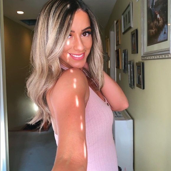 Profile Picture of Victoria Vignapiano (@vvignapiano) on Poshmark