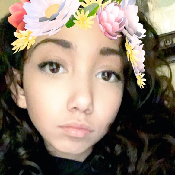 Profile Picture of Olivia Hinton (@olivia_hinton) on Poshmark