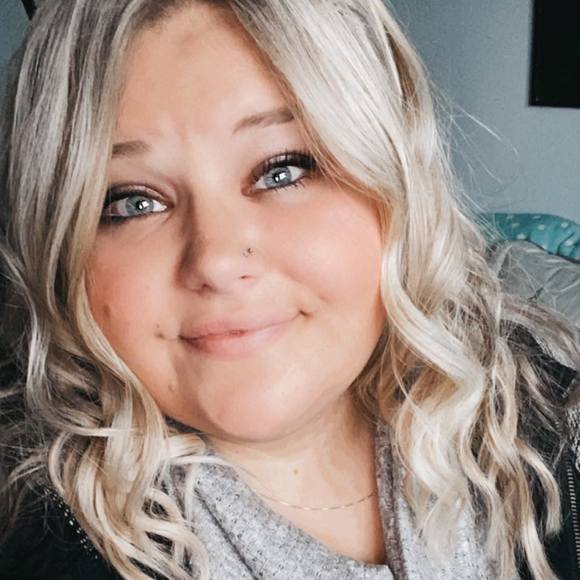 Haley Juilfs - Poshmark Profile Picture of Haley Juilfs (@hajuilfs) on Poshmark