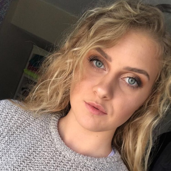 Profile Picture of Amanda Allison (@amandaallison63) on Poshmark