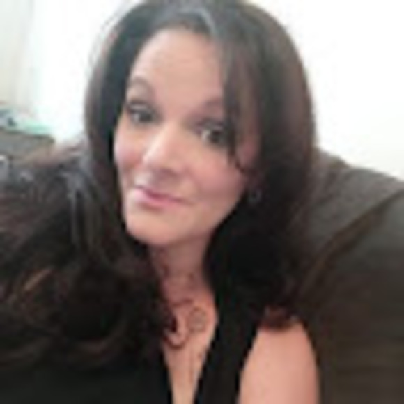 Profile Picture of Dawn Gomes (@dawnegomes0377) on Poshmark