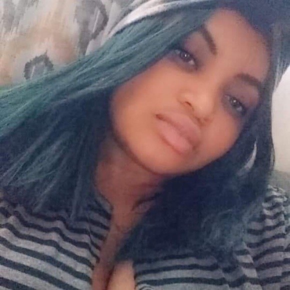 Profile Picture of Zoe Karbar (@zkarbar) on Poshmark