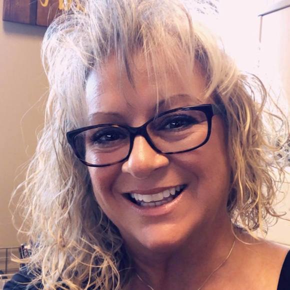 Profile Picture of Shelly Lincoln-dollar (@chellebuck) on Poshmark