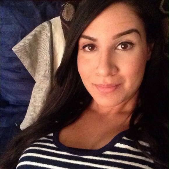 Profile Picture of R Flores (@pinkstudd) on Poshmark